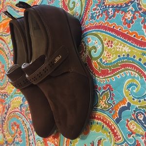 NWOT Jambu JBU Gail Mid Heel Shoe Women's Size 6M